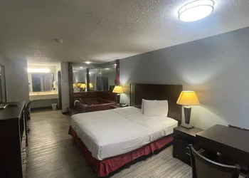 Days Inn & Suites by Wyndham Winnie hotel thumbnail 4