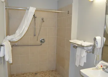 Days Inn & Suites by Wyndham Winnie hotel thumbnail 6