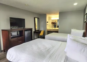 Days Inn & Suites by Wyndham Winnie hotel thumbnail 7