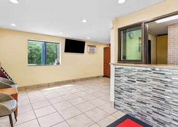 Econo Lodge Akron Copley Northwest hotel thumbnail 6