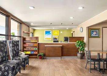 Days Inn by Wyndham Paris hotel thumbnail 2