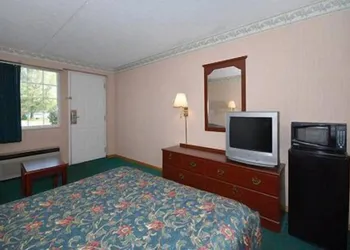 Econo Lodge Columbus West hotel thumbnail 5