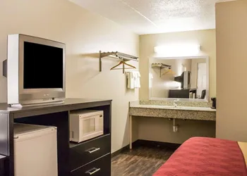 Econo Lodge Columbus West hotel thumbnail 6