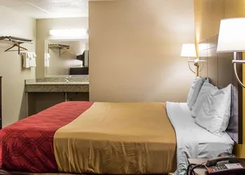 Econo Lodge Columbus West hotel thumbnail 7