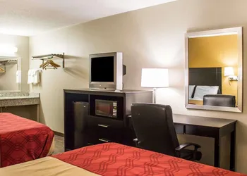 Econo Lodge Columbus West hotel thumbnail 8