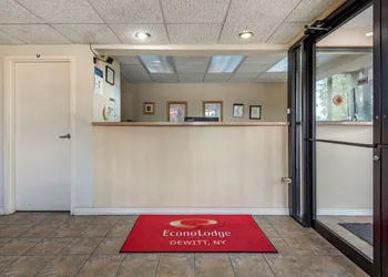 Econo Lodge Dewitt I-90 hotel thumbnail 4