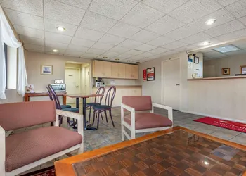 Econo Lodge Dewitt I-90 hotel thumbnail 5