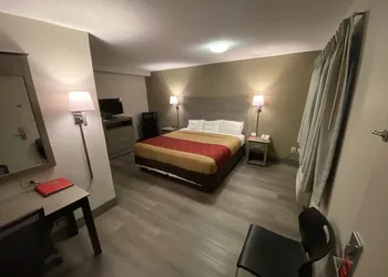 Econo Lodge Dewitt I-90 hotel thumbnail 7