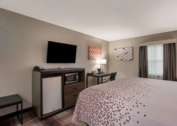 SureStay Hotel by Best Western Higginsville hotel thumbnail 4