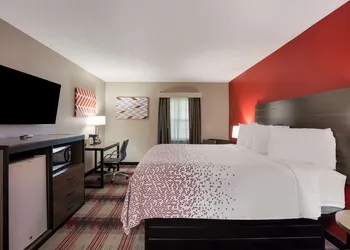 SureStay Hotel by Best Western Higginsville hotel thumbnail 6