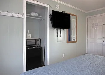 Colonial Inn Motel hotel thumbnail 5