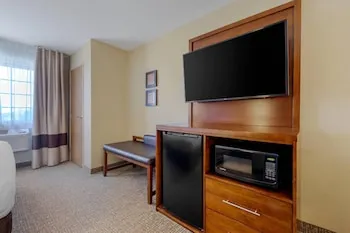 Comfort Suites Johnson Creek Conference Center hotel thumbnail 8