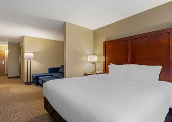 Comfort Suites Johnson Creek Conference Center hotel thumbnail 8