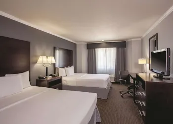La Quinta Inn & Suites by Wyndham Davis hotel thumbnail 6