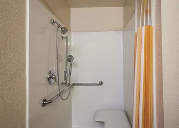 La Quinta Inn & Suites by Wyndham Davis hotel thumbnail 7