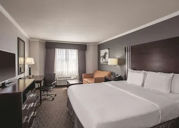 La Quinta Inn & Suites by Wyndham Davis hotel thumbnail 8