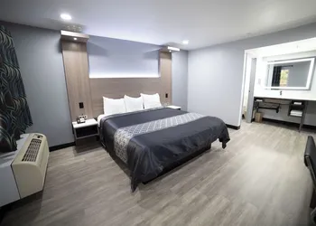 Express Inn & Suites hotel thumbnail 6