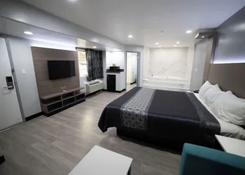 Express Inn & Suites hotel thumbnail 7