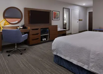 Hampton Inn & Suites by Hilton Montreal-Dorval hotel thumbnail 8