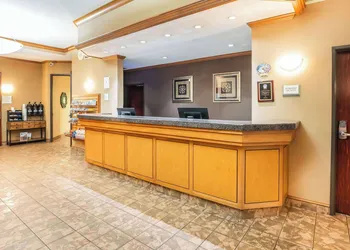 La Quinta Inn & Suites by Wyndham Portland Airport hotel thumbnail 2