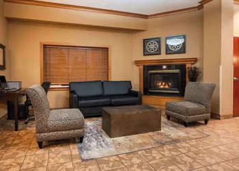 La Quinta Inn & Suites by Wyndham Portland Airport hotel thumbnail 3