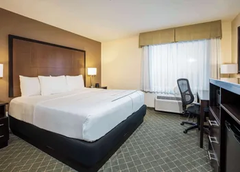 La Quinta Inn & Suites by Wyndham Portland Airport hotel thumbnail 5