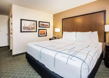 La Quinta Inn & Suites by Wyndham Portland Airport hotel thumbnail 6