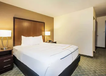 La Quinta Inn & Suites by Wyndham Portland Airport hotel thumbnail 7