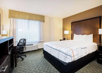 La Quinta Inn & Suites by Wyndham Portland Airport hotel thumbnail 8