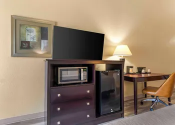 Quality Inn & Suites Groesbeck North hotel thumbnail 8