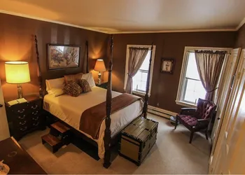 Admiral Peary Inn Bed & Breakfast hotel thumbnail 8