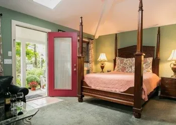 Hidden Garden Cottages & Suites hotel thumbnail 4
