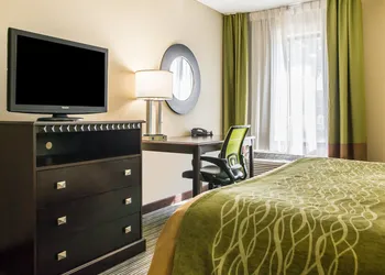Comfort Inn & Suites Kansas City - Northeast hotel thumbnail 8