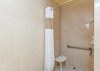 Americas Best Value Inn & Suites Bakersfield Central hotel thumbnail 4