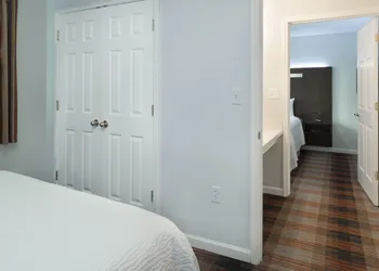 Luxbury Inn & Suites hotel thumbnail 5
