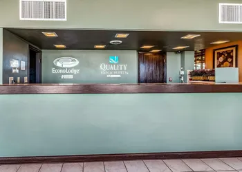 Quality Inn & Suites Albert Lea hotel thumbnail 2