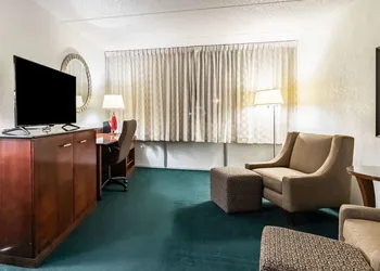 Quality Inn & Suites Albert Lea hotel thumbnail 6