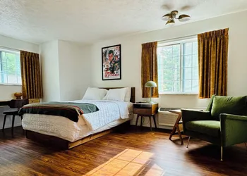 The Sierra Motel hotel thumbnail 5