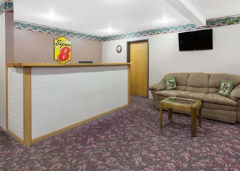 Super 8 by Wyndham Austin MN hotel thumbnail 2