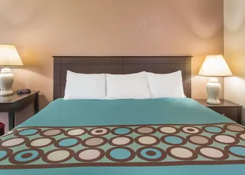 Super 8 by Wyndham Austin MN hotel thumbnail 3