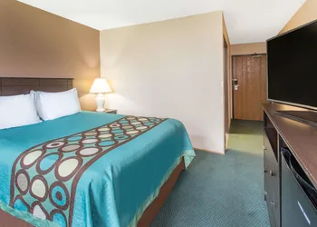 Super 8 by Wyndham Austin MN hotel thumbnail 4