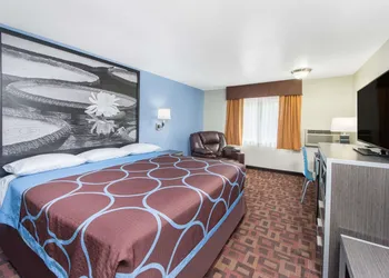 Super 8 by Wyndham Moberly MO hotel thumbnail 4