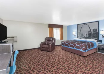 Super 8 by Wyndham Moberly MO hotel thumbnail 5