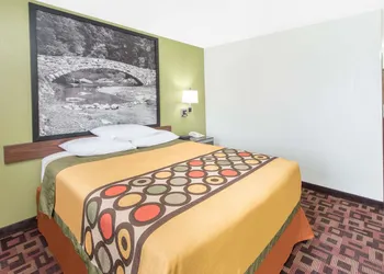 Super 8 by Wyndham Moberly MO hotel thumbnail 6
