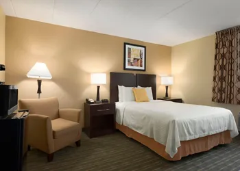 Days Hotel by Wyndham University Ave SE hotel thumbnail 6