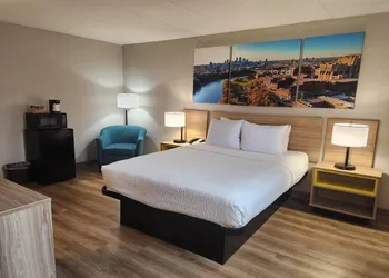 Days Hotel by Wyndham University Ave SE hotel thumbnail 7