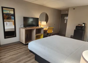 Days Hotel by Wyndham University Ave SE hotel thumbnail 8