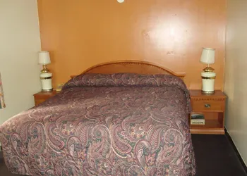 Snelling Motel hotel thumbnail 8