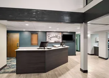 Super 8 by Wyndham Columbus hotel thumbnail 2