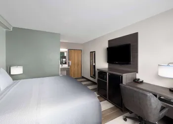 Super 8 by Wyndham Columbus hotel thumbnail 5